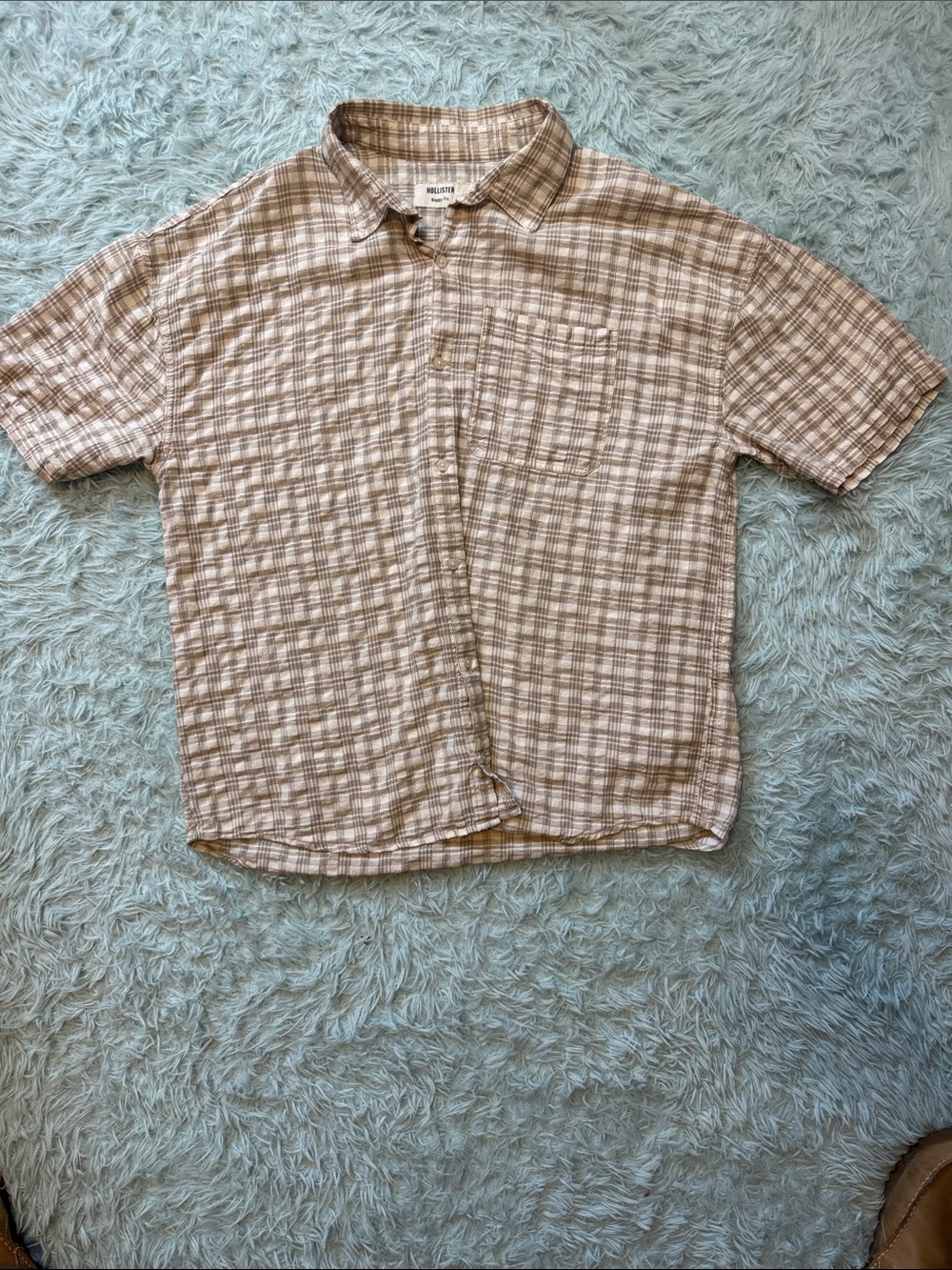 Hollister Men's Short-Sleeve baggy fit. Plaid Button-Down in Beige and White L